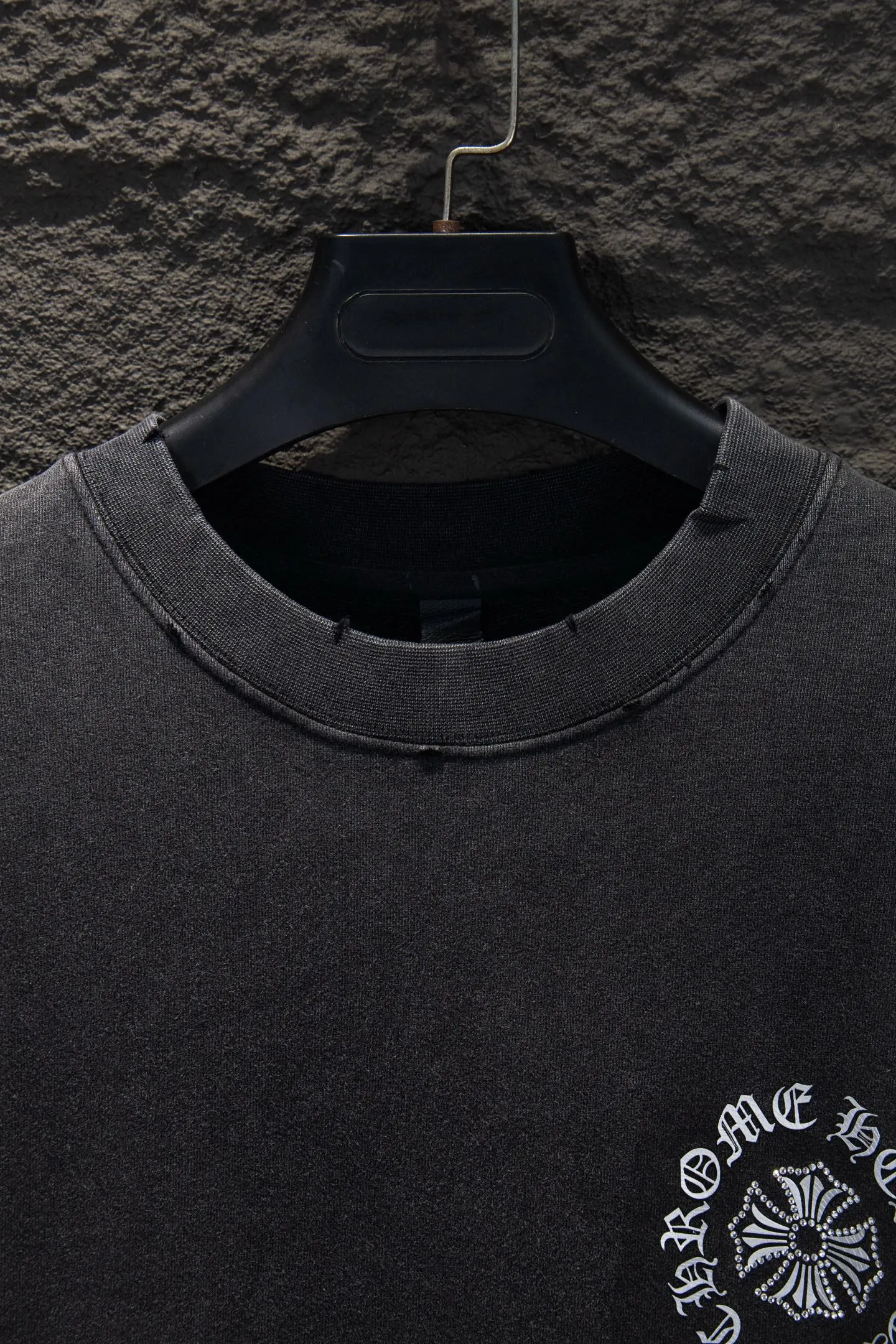 P290 🆕Chrome hearts new hot diamond silicone stir-fried color sweatshirt. The os version is really charming. The Chrome family is really unique. Every new season has the best version. It is very practical and can be worn casually. Nice✔️ - ⚠️100% cotton. Made of custom-dyed terry cotton sweatshirt surface, 420g double-ply double yarn, comfortable to the touch. Made from imported knitting needle carded cotton, the thickness is moderate, drapey and contoured, making the upper body comfortable! ! It is very tolerant to fat body types and can instantly lose five pounds after wearing it!  Specially ordered many Austrian hot diamonds, which have the bling bling effect of natural crystals under the light, with multi-faceted reflective points, and the production cost is extremely high. The laser molding includes a computer engraving machine and a laser machine, which are accurate in units of particles. Finally, it is hot and set at high temperature. After the hot ironing, the firmness needs to be tested repeatedly on the hot stamping. It can show colorful reflections under the light. The body of the garment is treated with reverse-bottomed silicone, hot-drilled and frayed elements, which greatly increases the interest of the garment and creates a unique visual effect.  Hem Loose closing Double-layer fabric Good closing effect Exquisite seaming Color: Washed black Reverse stir-fried gray Size: S-M-L-XL